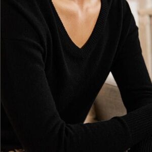 APT9 100 % Cashmere Elegant Black V-Neck Sweater